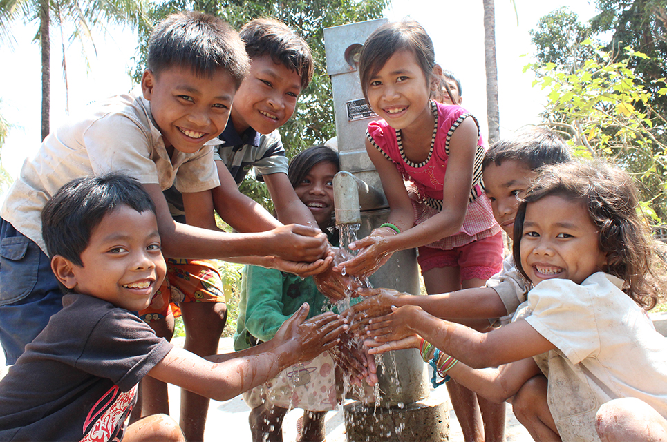 One hand pump well